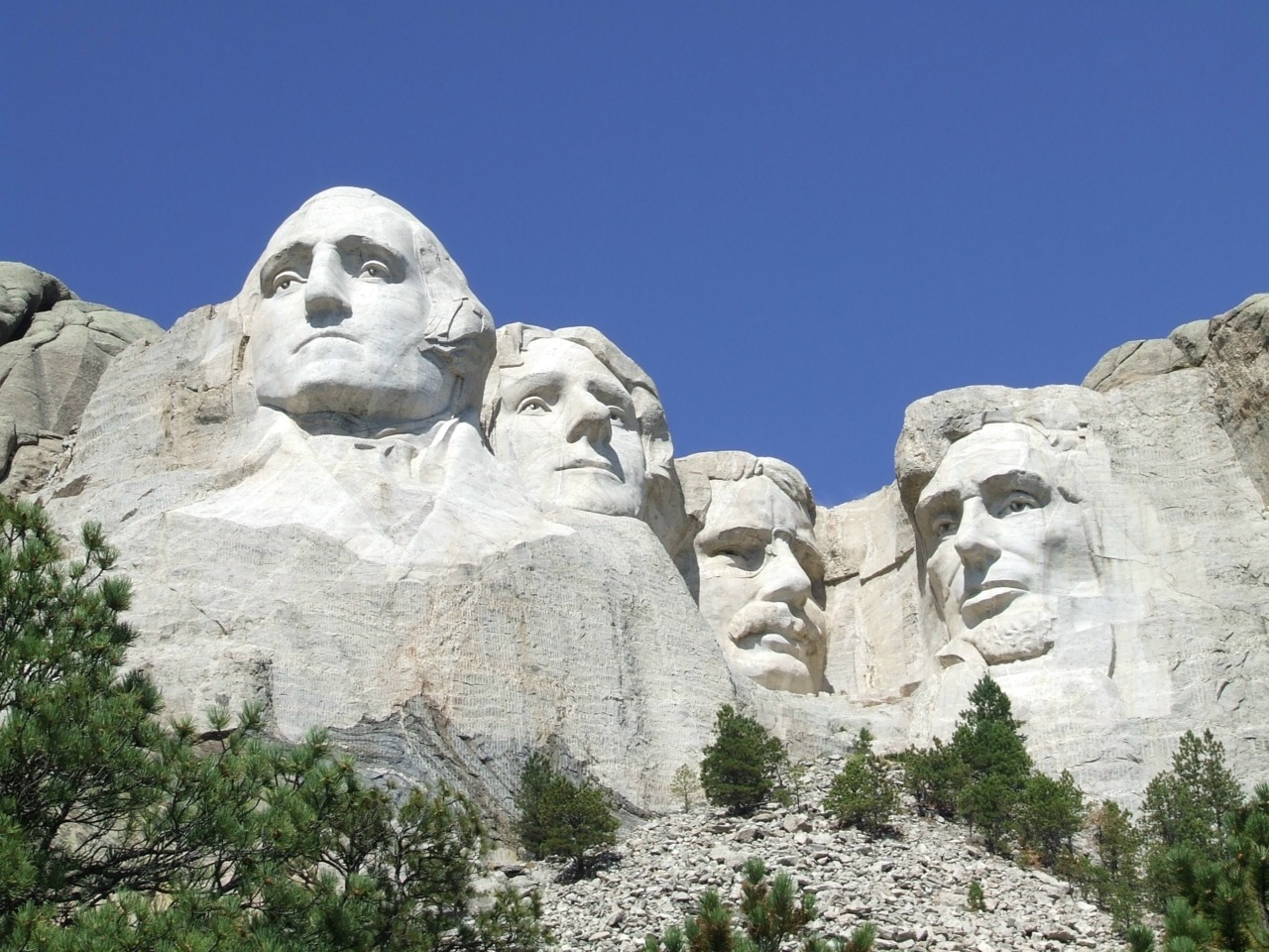 americasgreatoutdoors:  Mount Rushmore National Memorial is host to almost three