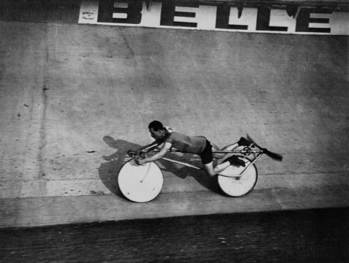 portailblog:  Abbins sur son vélo à hélice, en vitesse au vélodrome de Buffalo (Source Bnf), 1922.Bi