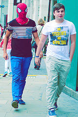  Louis Tomlinson walking around London with