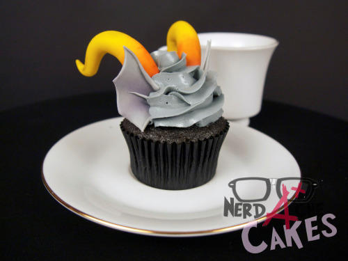 nerdachecakes:  Let me tell you about Homestuck cupcakes.  They are surprisingly fun to make. You see, Homestuck Fandom? I’m working with you guys too. Let’s call this Part 1. Because I really want to make a Davesprite cupcake next week.