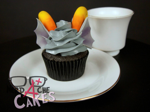 nerdachecakes:  Let me tell you about Homestuck cupcakes.  They are surprisingly fun to make. You see, Homestuck Fandom? I’m working with you guys too. Let’s call this Part 1. Because I really want to make a Davesprite cupcake next week.