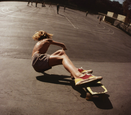 realchain:  From the photo collection “Locals Only!” by Hugh Holland.
