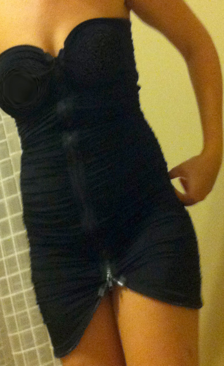 greekcouple: 1. Front zipper dress - easy to unzip 2. Dress can be unzipped both ways exposing eith