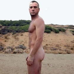 guyzbeach:  Follow Guyzbeach: a collection of natural men naked at the beach ;-) 