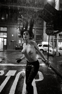 publiclyindecent:  exposed-in-public:  Rainy