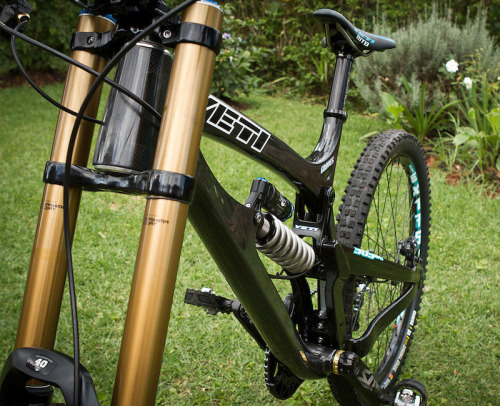 pirobikes: (Yeti 303wc Carbon Prototype - Pietermaritzburg World Cup - Pinkbike.comから) イエティーもダウンヒルバイ