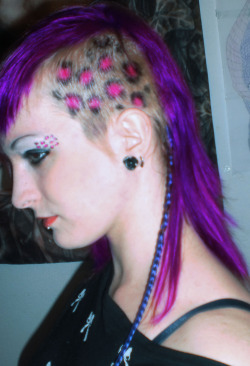 girlyskull:  purple leopard hair 