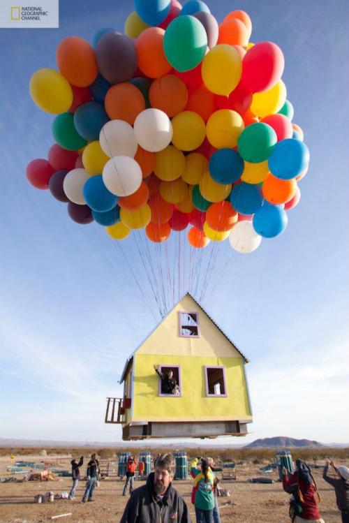 thoughtsaladwithcroutons:  At dawn on Saturday 5 March, National Geographic Channel and a team of scientists, engineers and two world class balloon pilots successfully launched a house measuring 16 feet by 16 feet and 18 feet high, using 300 eight-foot