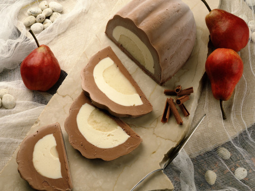 sweetalchemy:  fyeahsweetstuff:  Chocolate & Vanilla Ice Cream Cake  Nice mold! 