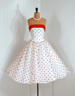 hipstermalik:  connorhotpantsratohnhaketon:  omgthatdress:  Dress 1950s Timeless Vixen Vintage  I want this. I want this for my prom dress. Please  FUCK 