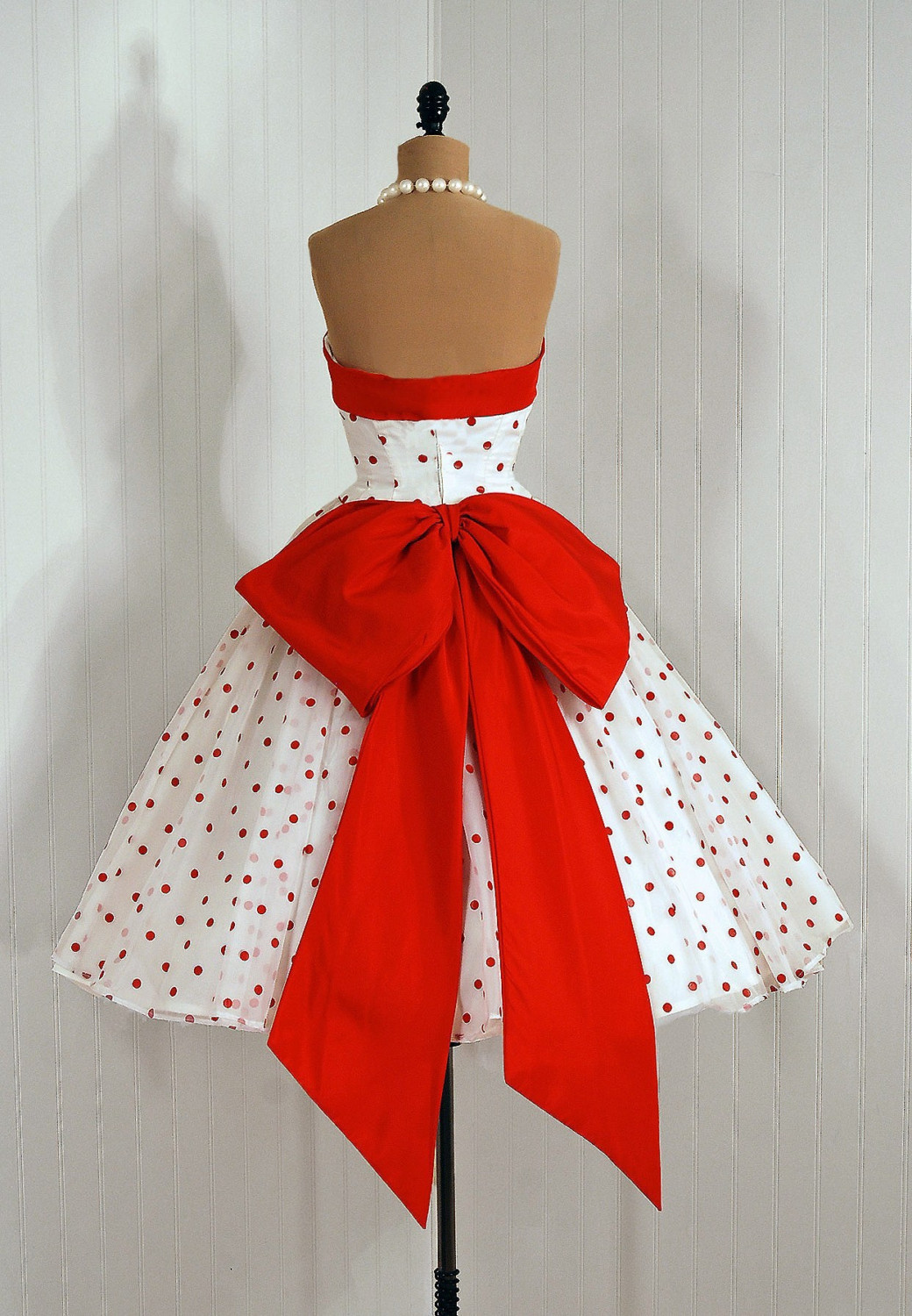 hipstermalik:  connorhotpantsratohnhaketon:  omgthatdress:  Dress 1950s Timeless