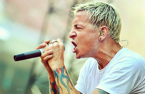 phoenixconfusion:beautiful blondie screamo Chester!!