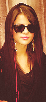 thatsmydilemma:  Selena Gomez + sunglasses