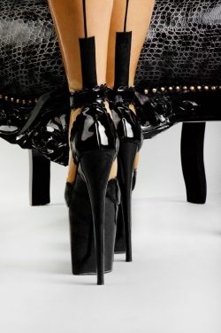 landoflatex:  Land Of Latex - nice shoes Agree. 