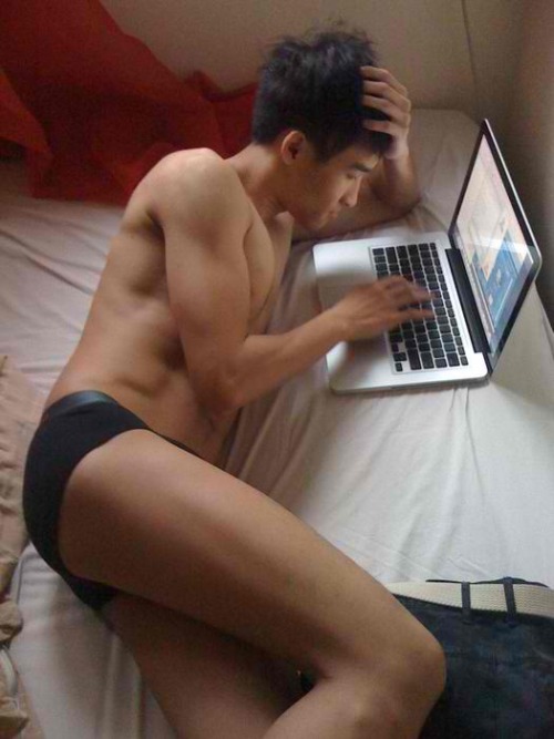 iloveasianmen: What do you think he’s looking at? 