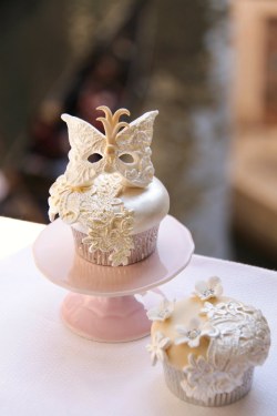 thesymmetricswan:  Masquerade Ball Cupcakes