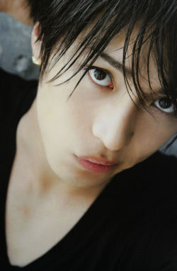 epikmusic:  He’s WET!!!    The things I&rsquo;d do to this guy *_*