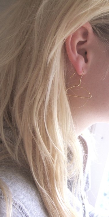 DIY Inspiration. Mini Hanger Earrings seen on Acidule here. You can see more of Miss Bibi&rsquo;s Je