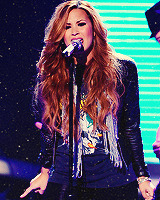 colorfulskys:  Demi Lovato performing @ American Idol 
