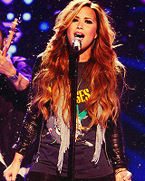 colorfulskys:  Demi Lovato performing @ American Idol 