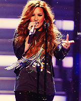 colorfulskys:  Demi Lovato performing @ American Idol 