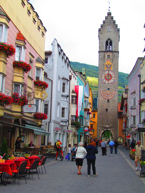 Vipiteno (Sterzing) street view in Sudtirol, Italy (by twiga_swala).