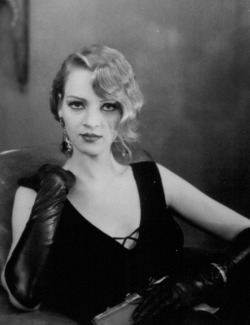 sorryfortheaids:  Uma Thurman 