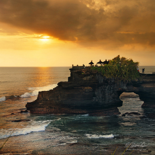 Temple of the Sea Gods, Tanah Lot - Bali, Indonesia (by fesign).