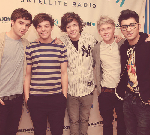 yourfaveginger:  god damn harry take the yankees shirt off ur makin me horny   zayn is perf