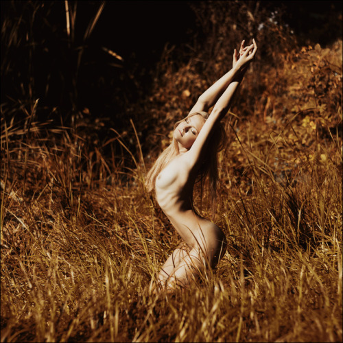 lovelyporn:  by Aleksandra Kinskaj  野外で脇見せヌード　#underarm #nude