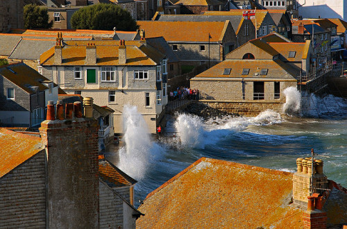 High waves crashing into the sea wall in St. Ives, Cornwall, England (by Ennor).