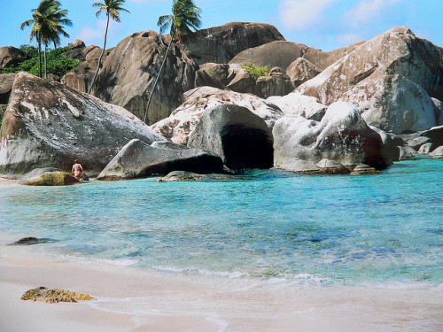 Marvellous beach in Virgin Gorda, British Virgin Islands (by André Pipa).