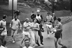 tontograve:  Ella desafió las normas establecidas cuando en 1967 se convirtió en la primera mujer en correr una maratón, una prueba, hasta ese momento, exclusivamente para hombres. Para ello se inscribió como KV Switzer y cruzó la línea de salida