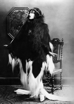 mirrormaskcamera:  (via Parfume for Phantoms | Le blog de SoVeNa)  Gloria Swanson, 1922  