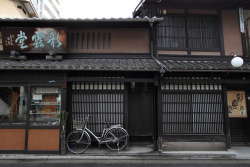 thenujabeslover:  町家 —-Traditional house in Kyoto—- by kamomebird (staying in Shikoku) on Flickr.  your house IS your store. Your &lsquo;back of house&rsquo; is seriously your house. and your house looks cool. and you have a lady&rsquo;s bike.