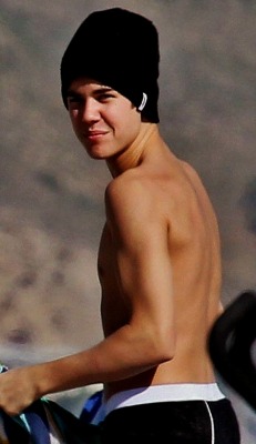 itsthebieberswagg:  ushouldpickme:  justinisbustin:  he has the best arms  he has the best butt  he is the best 