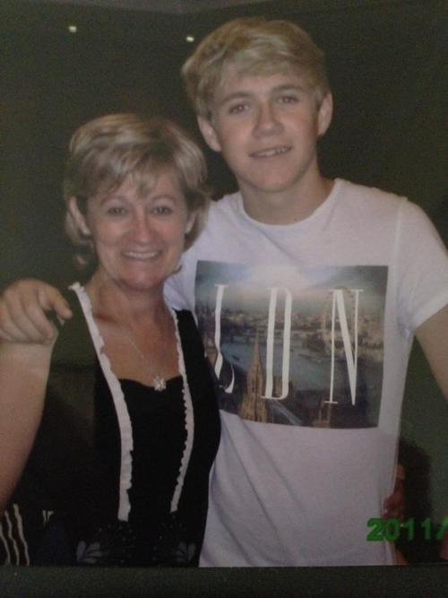smilerdirectioners:  walkingin-onedirection:  Apparently, in the uk it’s mother’s day tomorrow/today! So, let’s show some love to the mums who created them. ♥  mis suegras:’)  