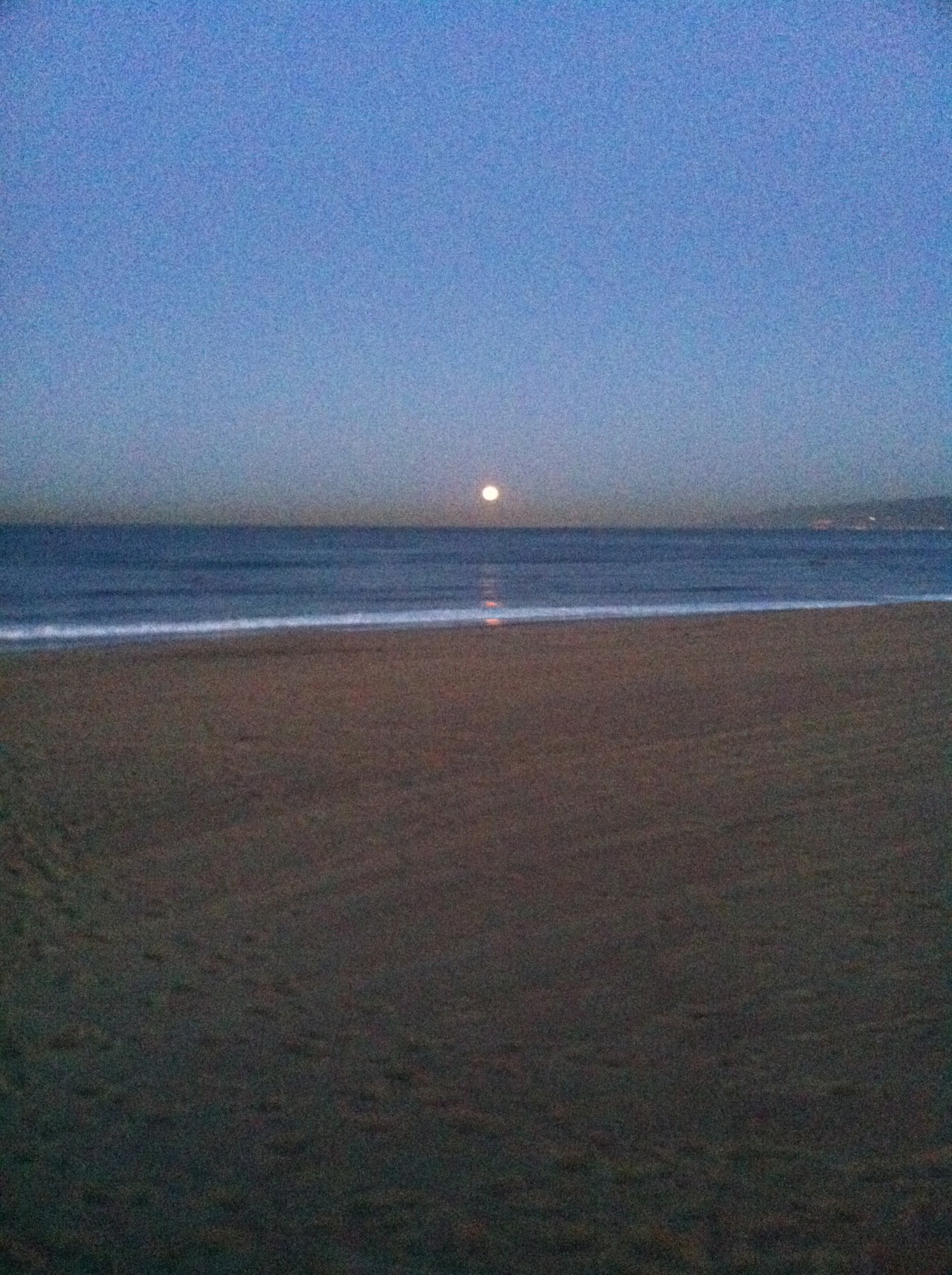 joeymoonfeather:  Moonset! Watching the Moon go down, into the Pacific Ocean.  
