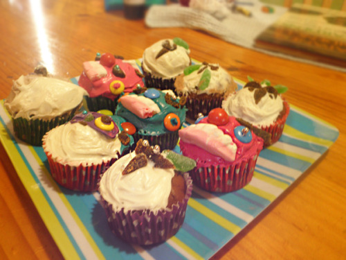 Today we tried to make cupcakes!! yeahh!! kikwis, bokoblins, ghirahim and demise in one&hellip;. n s