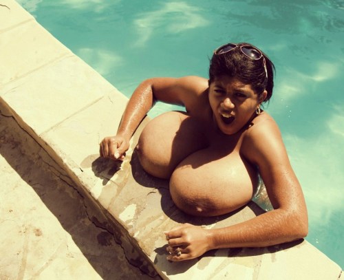 worldofboobs:  ” Senor the water in your pool…it is soooo cold “  let me rub some oil into those lovely huge tits you have my lovely,xxxxx.