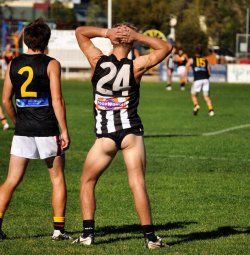 tradieapprentice:  Aussie Rules footy player showin’ that ass! 