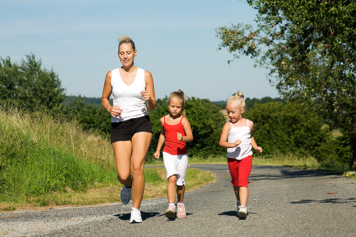 fitandtone2012:  healthybreathing:  tattoedandfit:  Setting a good example for your kids is key! Be healthy, and teach them to be healthy.  I love this  This is amazing and adorable! 