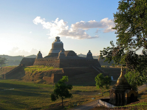 Temples at Mrauk U - the lost ancient city in Rakhine, Myanmar (by antwerpenR).