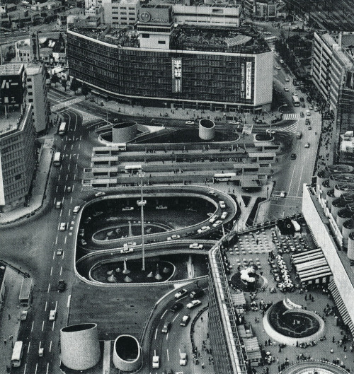 epxstudio: discorockin: m-louis: The West Entrance to Shinjuku Station in Tokyo. 1970 これをデザインした人を知りた