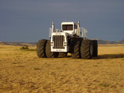 tractorsdaily:  Worlds Largest Farm Tractor, The Big Bud 747