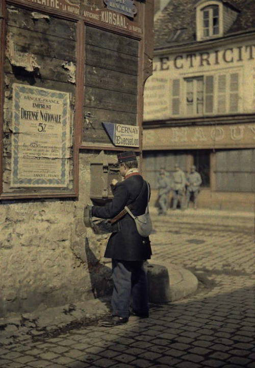 flommus:1914to1919: Facteur faisant sa tournée (Mailman making his rounds), 1917.Rheims The Marne, F