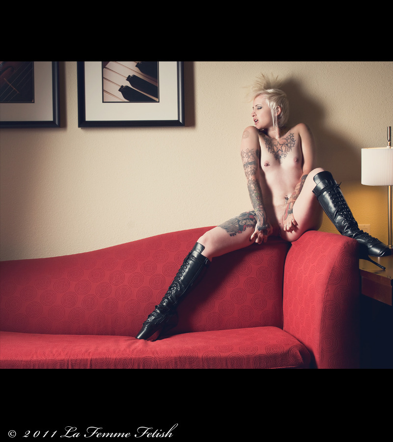 hatefulcunt:  shot in November of 2011 by La Femme Fetish. amazing photographer!