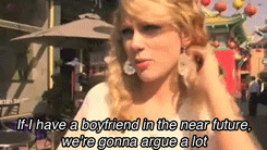 singingtotinydancer:defacinguitars:onlyupwhenyourenotdown:Taylor gets her fortunes read at L.A.’s Ch