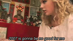 singingtotinydancer:defacinguitars:onlyupwhenyourenotdown:Taylor gets her fortunes read at L.A.’s Ch