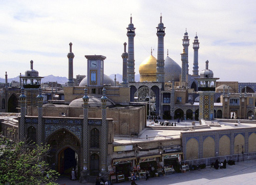 Holy city of Qom, Iran (by frans.sellies).